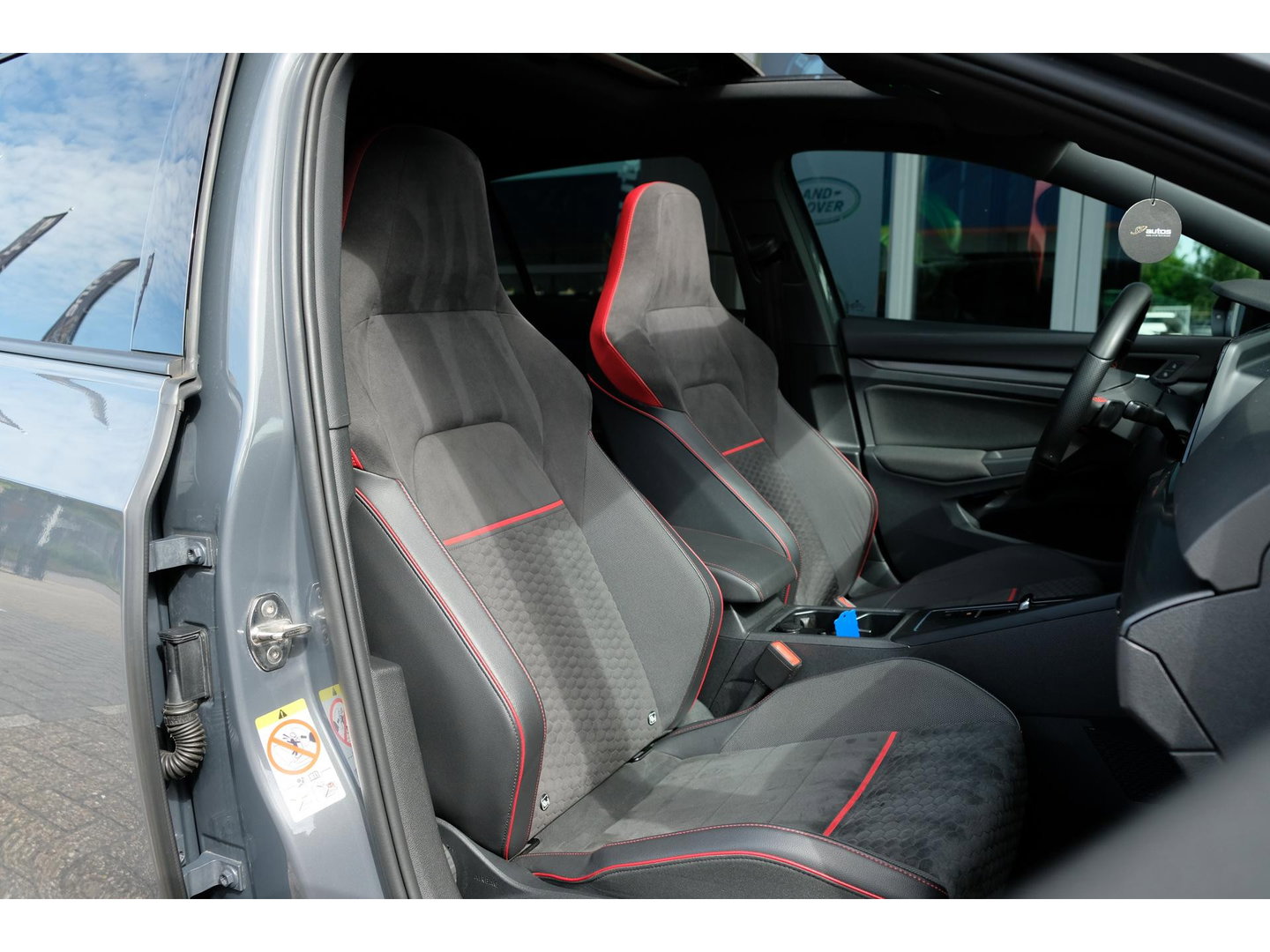 Volkswagen Golf 8 GTI Clubsport 2.0 TSI 300pk Panoramadak IQ light Camera 19" LMV