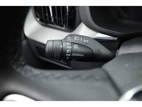 Volvo XC60 2.0 T6 Plug-in hybrid AWD Ultra Black Edition | Trekhaak | Head-up | Pano-dak | 360 camera | H&K Audio | Stoel+ stuurverw. | Sportstoelen |