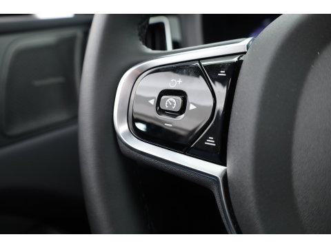 Volvo XC60 2.0 T6 Plug-in hybrid AWD Ultra Black Edition | Trekhaak | Head-up | Pano-dak | 360 camera | H&K Audio | Stoel+ stuurverw. | Sportstoelen |