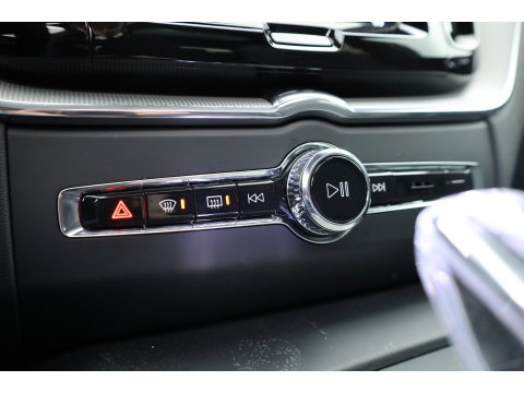 Volvo XC60 2.0 T6 Plug-in hybrid AWD Ultra Black Edition | Trekhaak | Head-up | Pano-dak | 360 camera | H&K Audio | Stoel+ stuurverw. | Sportstoelen |