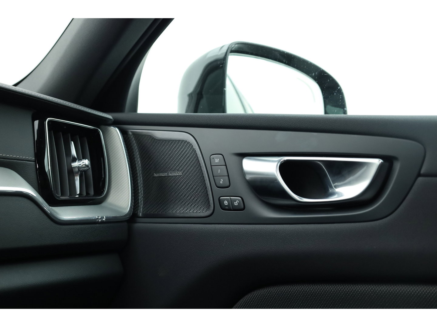Volvo XC60 2.0 T6 Plug-in hybrid AWD Ultra Black Edition | Trekhaak | Head-up | Pano-dak | 360 camera | H&K Audio | Stoel+ stuurverw. | Sportstoelen |