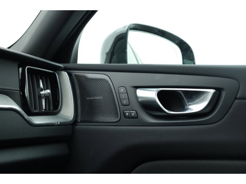 Volvo XC60 2.0 T6 Plug-in hybrid AWD Ultra Black Edition | Trekhaak | Head-up | Pano-dak | 360 camera | H&K Audio | Stoel+ stuurverw. | Sportstoelen |