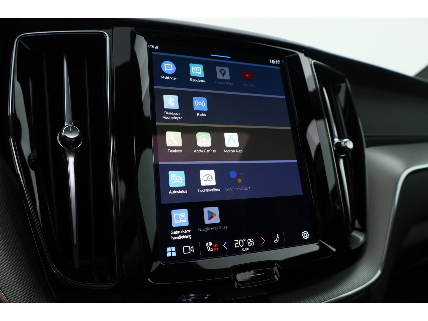 Volvo XC60 2.0 T6 Plug-in hybrid AWD Ultra Black Edition | Trekhaak | Head-up | Pano-dak | 360 camera | H&K Audio | Stoel+ stuurverw. | Sportstoelen |