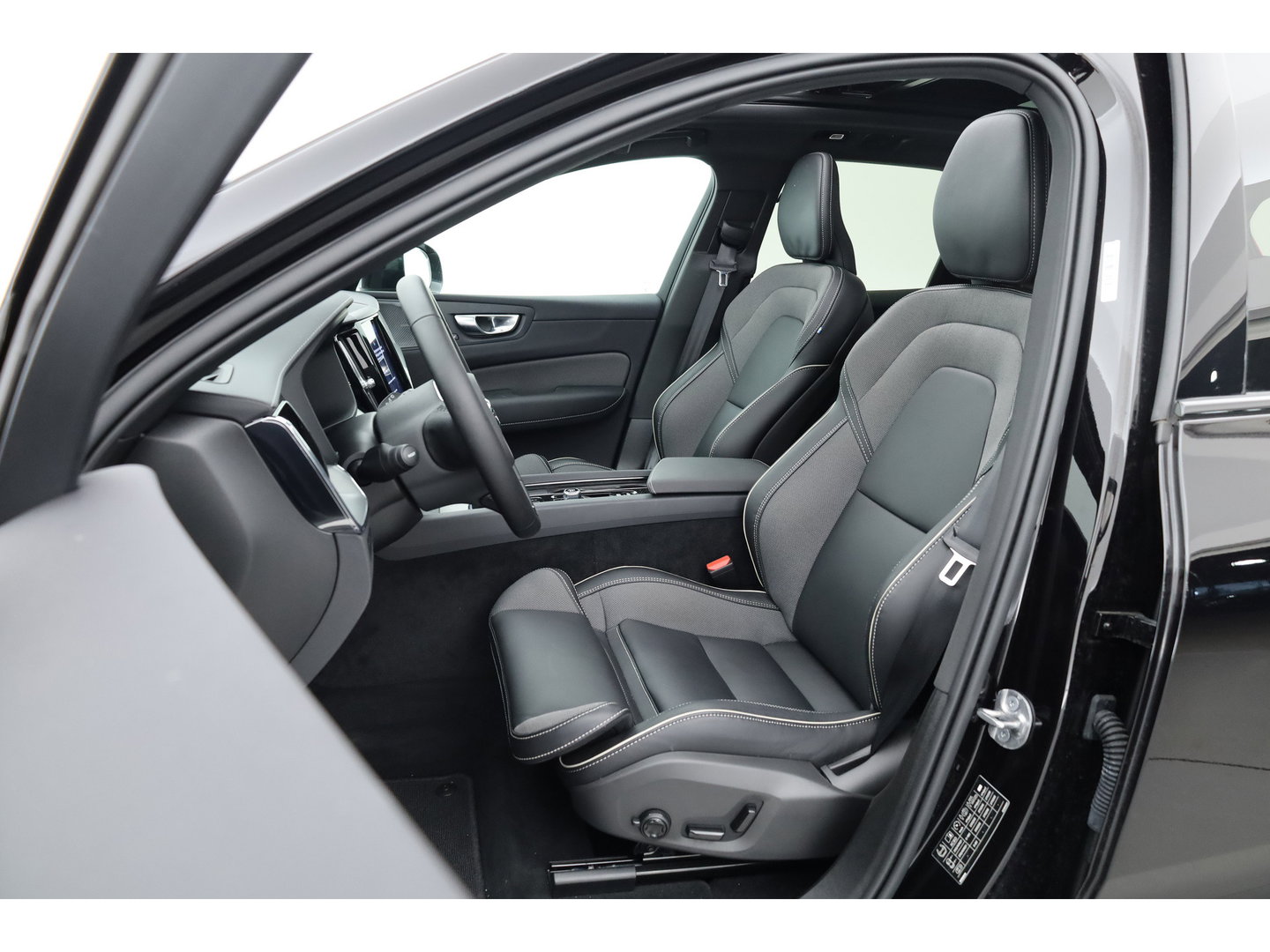 Volvo XC60 2.0 T6 Plug-in hybrid AWD Ultra Black Edition | Trekhaak | Head-up | Pano-dak | 360 camera | H&K Audio | Stoel+ stuurverw. | Sportstoelen |