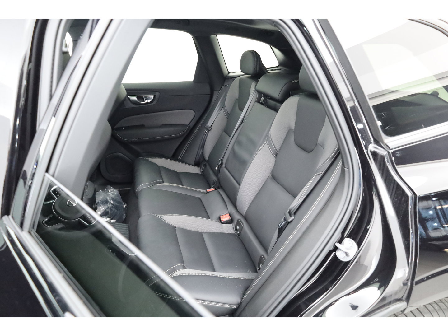 Volvo XC60 2.0 T6 Plug-in hybrid AWD Ultra Black Edition | Trekhaak | Head-up | Pano-dak | 360 camera | H&K Audio | Stoel+ stuurverw. | Sportstoelen |