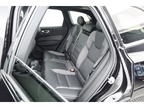 Volvo XC60 2.0 T6 Plug-in hybrid AWD Ultra Black Edition | Trekhaak | Head-up | Pano-dak | 360 camera | H&K Audio | Stoel+ stuurverw. | Sportstoelen |