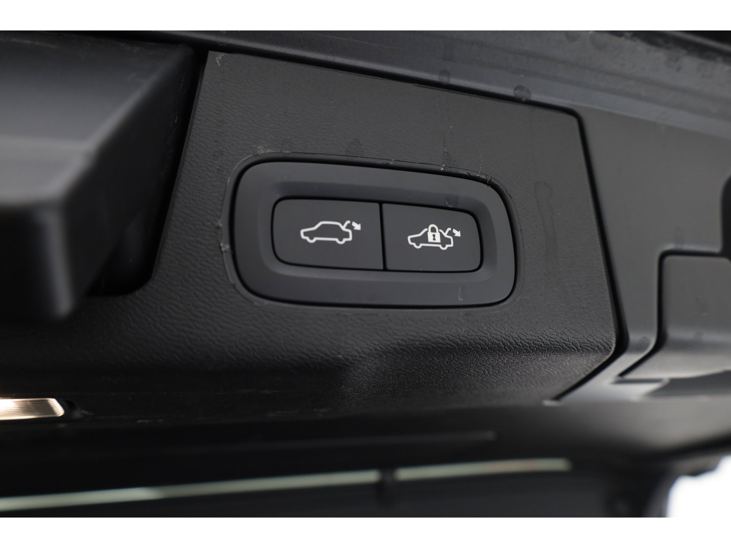 Volvo XC60 2.0 T6 Plug-in hybrid AWD Ultra Black Edition | Trekhaak | Head-up | Pano-dak | 360 camera | H&K Audio | Stoel+ stuurverw. | Sportstoelen |