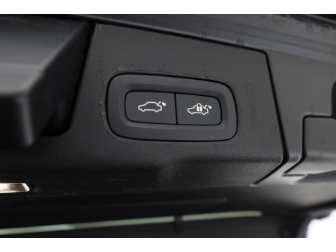 Volvo XC60 2.0 T6 Plug-in hybrid AWD Ultra Black Edition | Trekhaak | Head-up | Pano-dak | 360 camera | H&K Audio | Stoel+ stuurverw. | Sportstoelen |