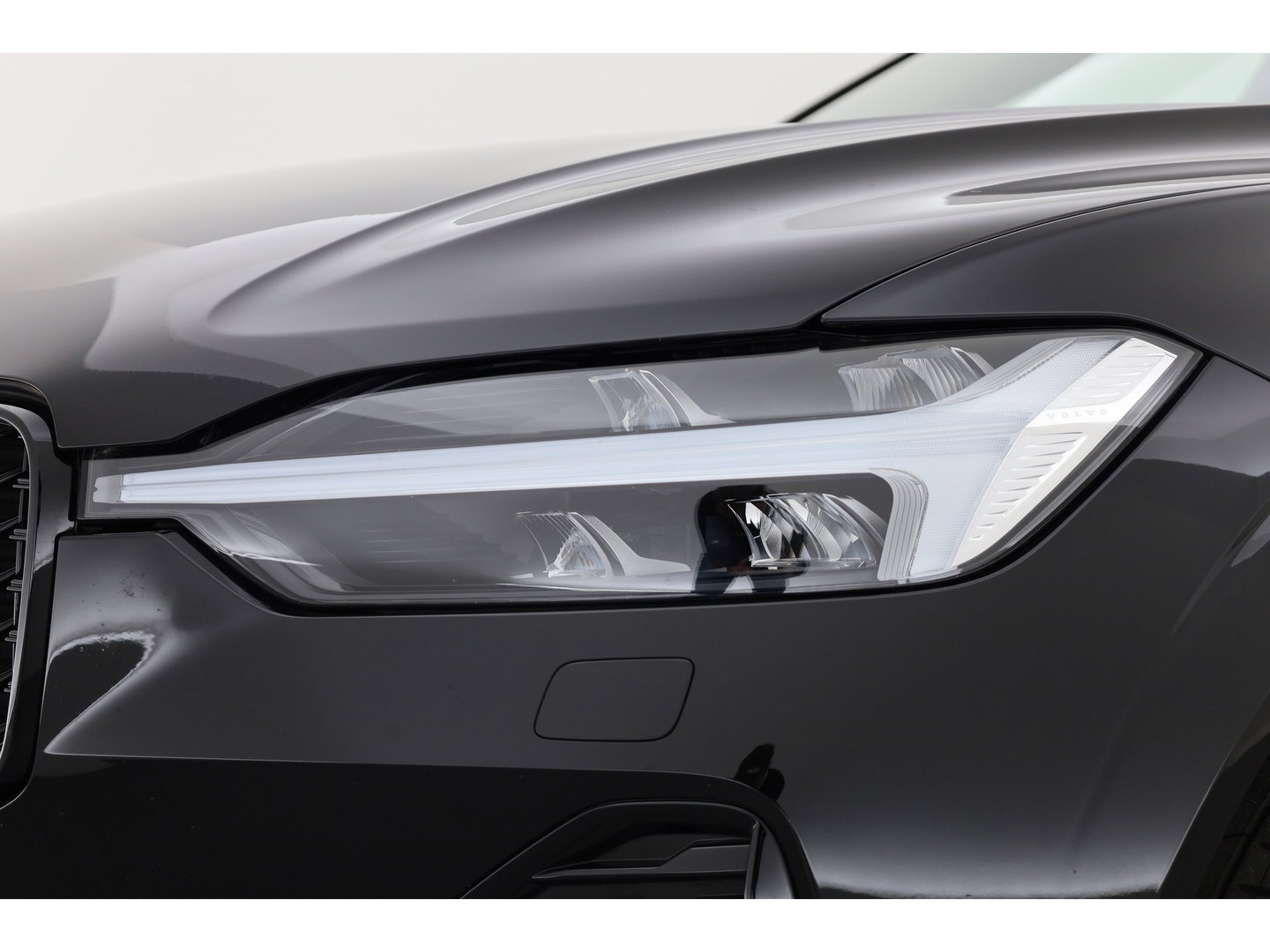 Volvo XC60 2.0 T6 Plug-in hybrid AWD Ultra Black Edition | Trekhaak | Head-up | Pano-dak | 360 camera | H&K Audio | Stoel+ stuurverw. | Sportstoelen |