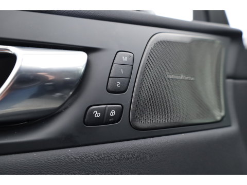 Volvo XC60 2.0 T6 Plug-in hybrid AWD Ultra Black Edition | Trekhaak | Head-up | Pano-dak | 360 camera | H&K Audio | Stoel+ stuurverw. | Sportstoelen |