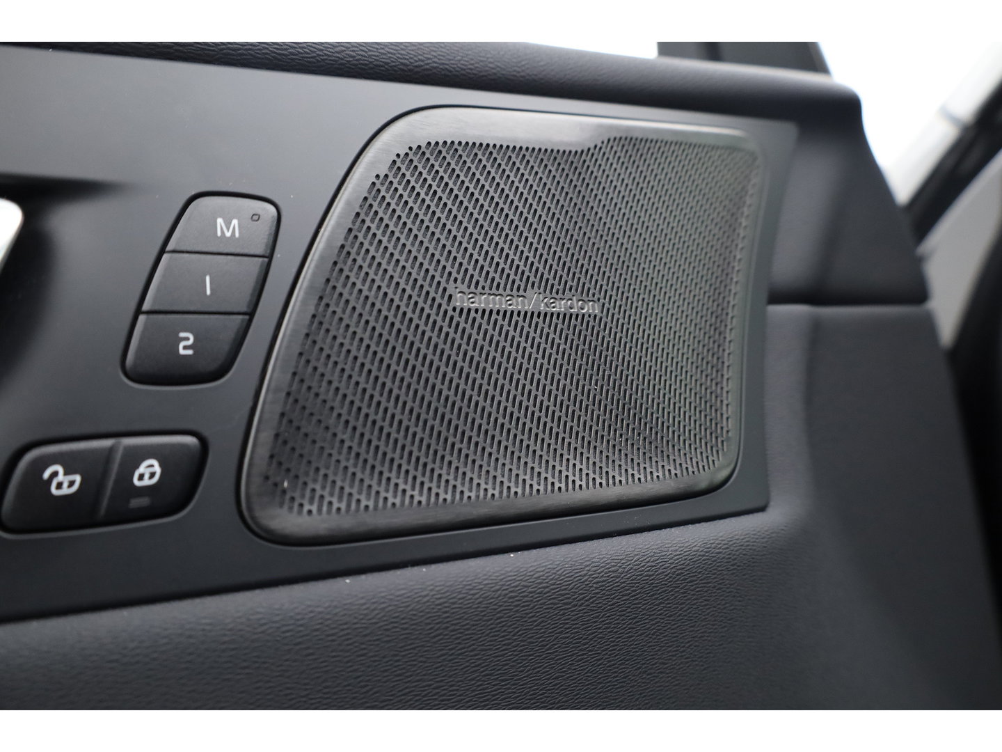 Volvo XC60 2.0 T6 Plug-in hybrid AWD Ultra Black Edition | Trekhaak | Head-up | Pano-dak | 360 camera | H&K Audio | Stoel+ stuurverw. | Sportstoelen |