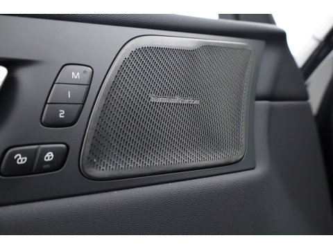 Volvo XC60 2.0 T6 Plug-in hybrid AWD Ultra Black Edition | Trekhaak | Head-up | Pano-dak | 360 camera | H&K Audio | Stoel+ stuurverw. | Sportstoelen |
