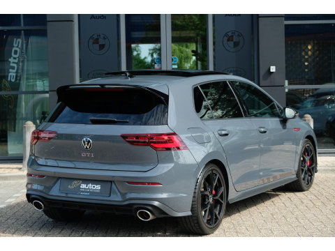 Volkswagen Golf 8 GTI Clubsport 2.0 TSI 300pk Panoramadak IQ light Camera 19" LMV