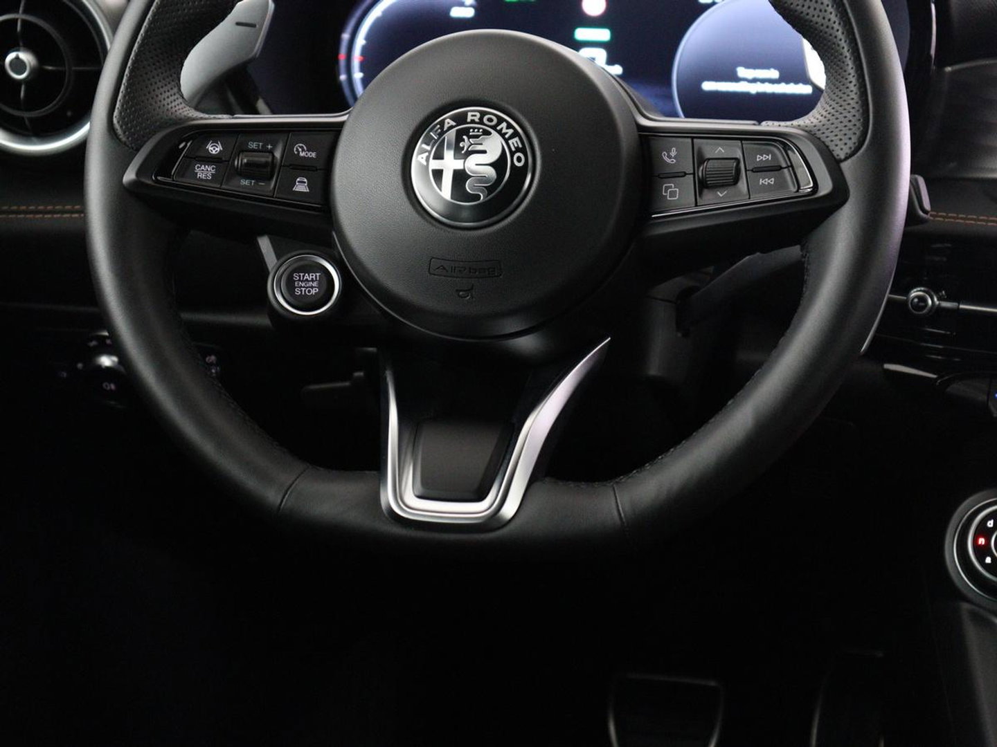 Alfa Romeo Tonale 1.5T Hybrid Veloce | 360 Camera | Stoel ventilatie | Stoel/stuur verwarming | Carplay | Matrix LED | Digital cockpit | Keyless | Adaptive cruise | Elektrische stoelen | Leder | Parkeerhulp | Elektrische kofferbak | Climate control