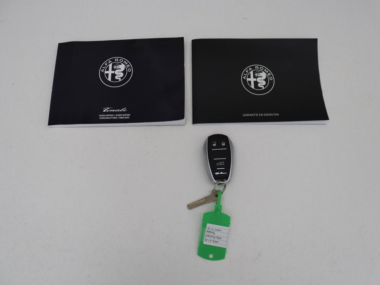 Alfa Romeo Tonale 1.5T Hybrid Veloce | 360 Camera | Stoel ventilatie | Stoel/stuur verwarming | Carplay | Matrix LED | Digital cockpit | Keyless | Adaptive cruise | Elektrische stoelen | Leder | Parkeerhulp | Elektrische kofferbak | Climate control
