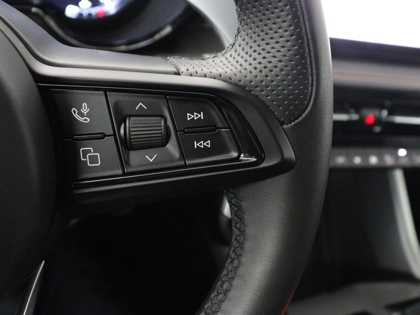Alfa Romeo Tonale 1.5T Hybrid Veloce | 360 Camera | Stoel ventilatie | Stoel/stuur verwarming | Carplay | Matrix LED | Digital cockpit | Keyless | Adaptive cruise | Elektrische stoelen | Leder | Parkeerhulp | Elektrische kofferbak | Climate control