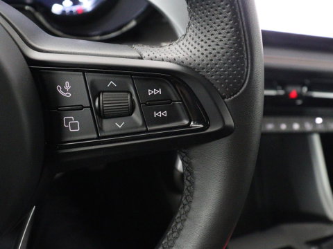 Alfa Romeo Tonale 1.5T Hybrid Veloce | 360 Camera | Stoel ventilatie | Stoel/stuur verwarming | Carplay | Matrix LED | Digital cockpit | Keyless | Adaptive cruise | Elektrische stoelen | Leder | Parkeerhulp | Elektrische kofferbak | Climate control