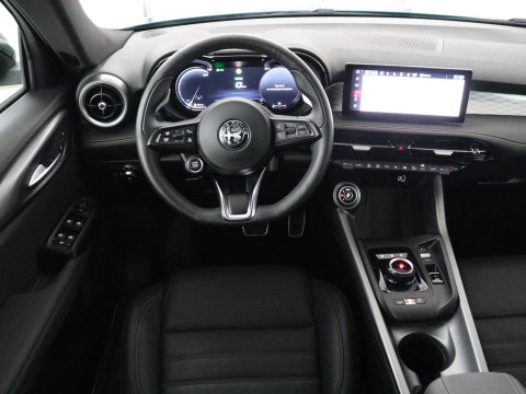 Alfa Romeo Tonale 1.5T Hybrid Veloce | 360 Camera | Stoel ventilatie | Stoel/stuur verwarming | Carplay | Matrix LED | Digital cockpit | Keyless | Adaptive cruise | Elektrische stoelen | Leder | Parkeerhulp | Elektrische kofferbak | Climate control