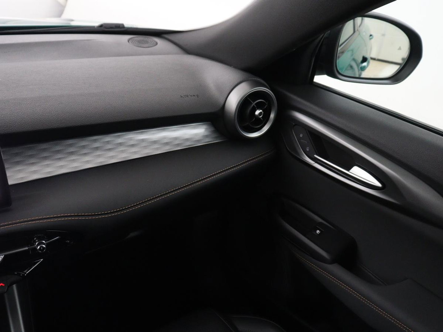 Alfa Romeo Tonale 1.5T Hybrid Veloce | 360 Camera | Stoel ventilatie | Stoel/stuur verwarming | Carplay | Matrix LED | Digital cockpit | Keyless | Adaptive cruise | Elektrische stoelen | Leder | Parkeerhulp | Elektrische kofferbak | Climate control