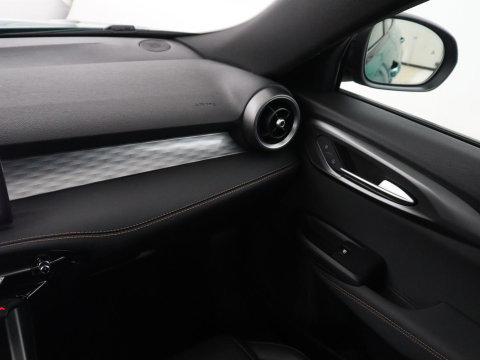 Alfa Romeo Tonale 1.5T Hybrid Veloce | 360 Camera | Stoel ventilatie | Stoel/stuur verwarming | Carplay | Matrix LED | Digital cockpit | Keyless | Adaptive cruise | Elektrische stoelen | Leder | Parkeerhulp | Elektrische kofferbak | Climate control