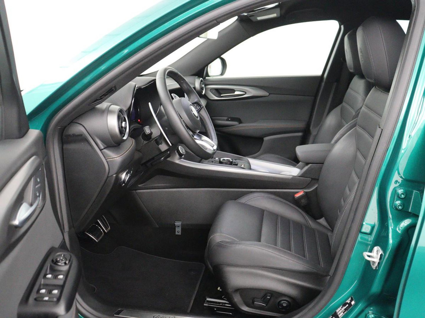 Alfa Romeo Tonale 1.5T Hybrid Veloce | 360 Camera | Stoel ventilatie | Stoel/stuur verwarming | Carplay | Matrix LED | Digital cockpit | Keyless | Adaptive cruise | Elektrische stoelen | Leder | Parkeerhulp | Elektrische kofferbak | Climate control
