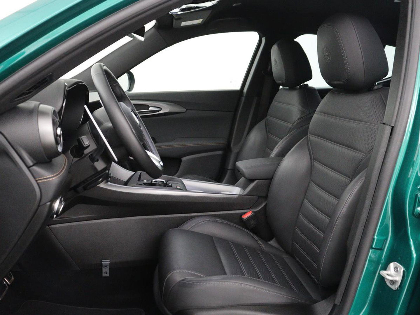 Alfa Romeo Tonale 1.5T Hybrid Veloce | 360 Camera | Stoel ventilatie | Stoel/stuur verwarming | Carplay | Matrix LED | Digital cockpit | Keyless | Adaptive cruise | Elektrische stoelen | Leder | Parkeerhulp | Elektrische kofferbak | Climate control