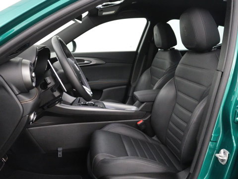 Alfa Romeo Tonale 1.5T Hybrid Veloce | 360 Camera | Stoel ventilatie | Stoel/stuur verwarming | Carplay | Matrix LED | Digital cockpit | Keyless | Adaptive cruise | Elektrische stoelen | Leder | Parkeerhulp | Elektrische kofferbak | Climate control