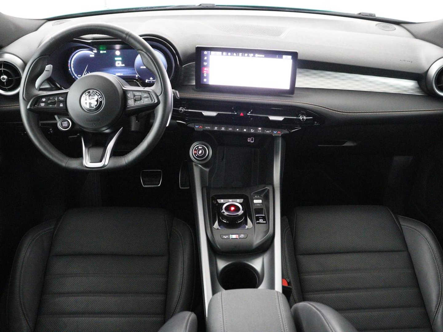 Alfa Romeo Tonale 1.5T Hybrid Veloce | 360 Camera | Stoel ventilatie | Stoel/stuur verwarming | Carplay | Matrix LED | Digital cockpit | Keyless | Adaptive cruise | Elektrische stoelen | Leder | Parkeerhulp | Elektrische kofferbak | Climate control