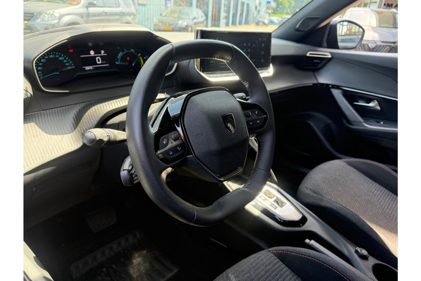 Peugeot 2008 1.2 HYB 145 STYLE AUTOMAAT CARPLAY PDC AIRCO NAVI