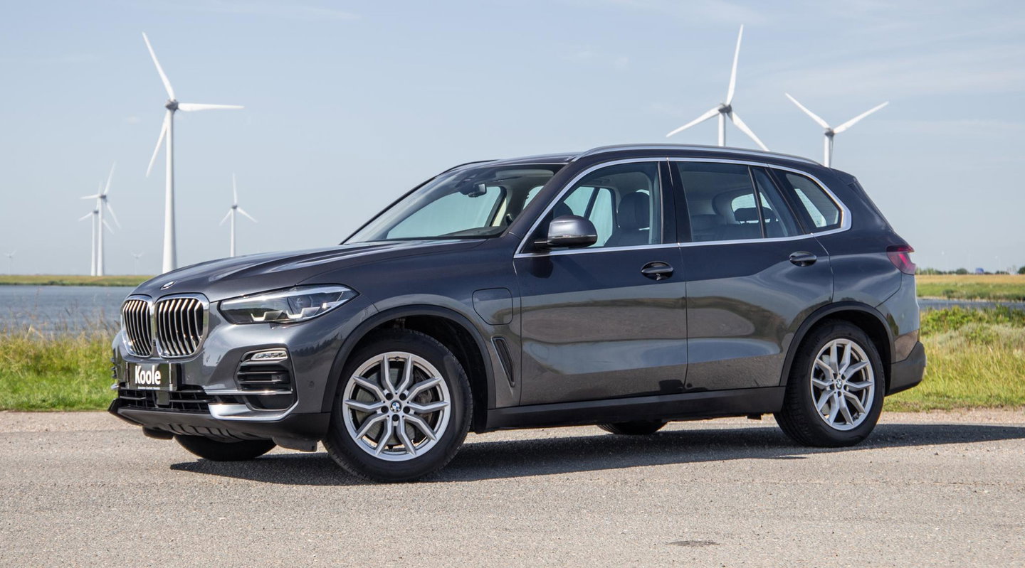 BMW X5 xDrive45e High Executive CARPLAY / CAMERA / DEALER ONDERHOUDEN / ZWART LEER / STOELVERWARMING / TREKHAAK