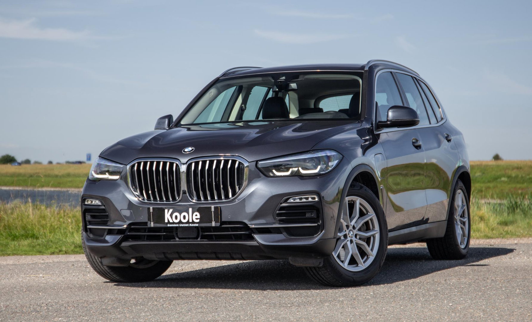 BMW X5 xDrive45e High Executive CARPLAY / CAMERA / DEALER ONDERHOUDEN / ZWART LEER / STOELVERWARMING / TREKHAAK