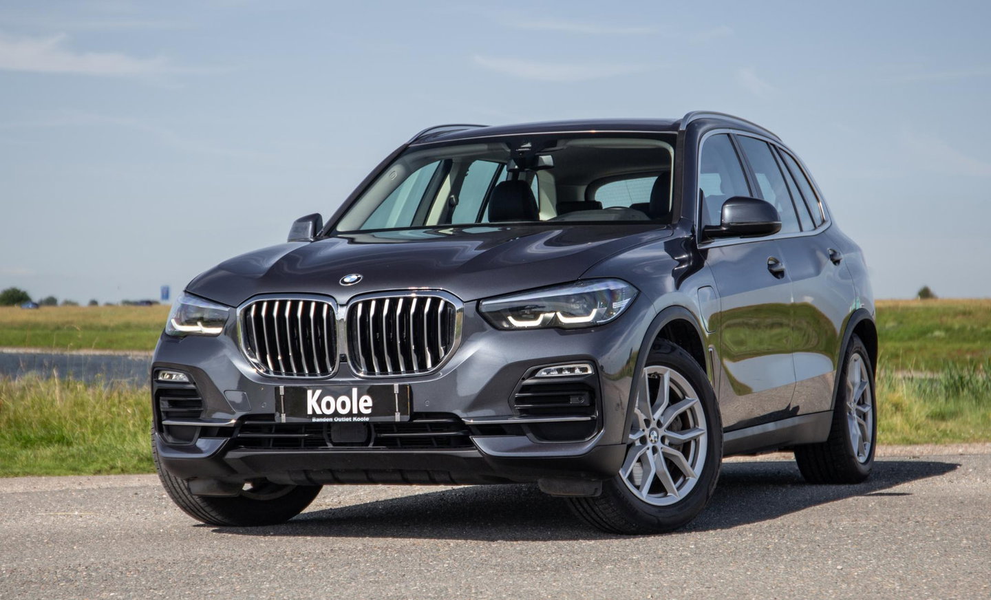 BMW X5 xDrive45e High Executive CARPLAY / CAMERA / DEALER ONDERHOUDEN / ZWART LEER / STOELVERWARMING / TREKHAAK