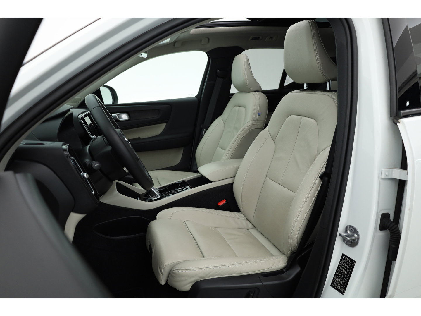 Volvo XC40 1.5 T4 Plug-in hybrid Ultimate Dark | Pano | H&K Audio | Memory | achteruitrijcamera | 20 " |