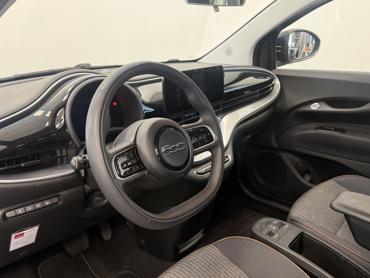 Fiat 500 Icon 42 kWh PDC Keyless GO 24 Maanden garantie* (Vraag naar de voorwaarden)