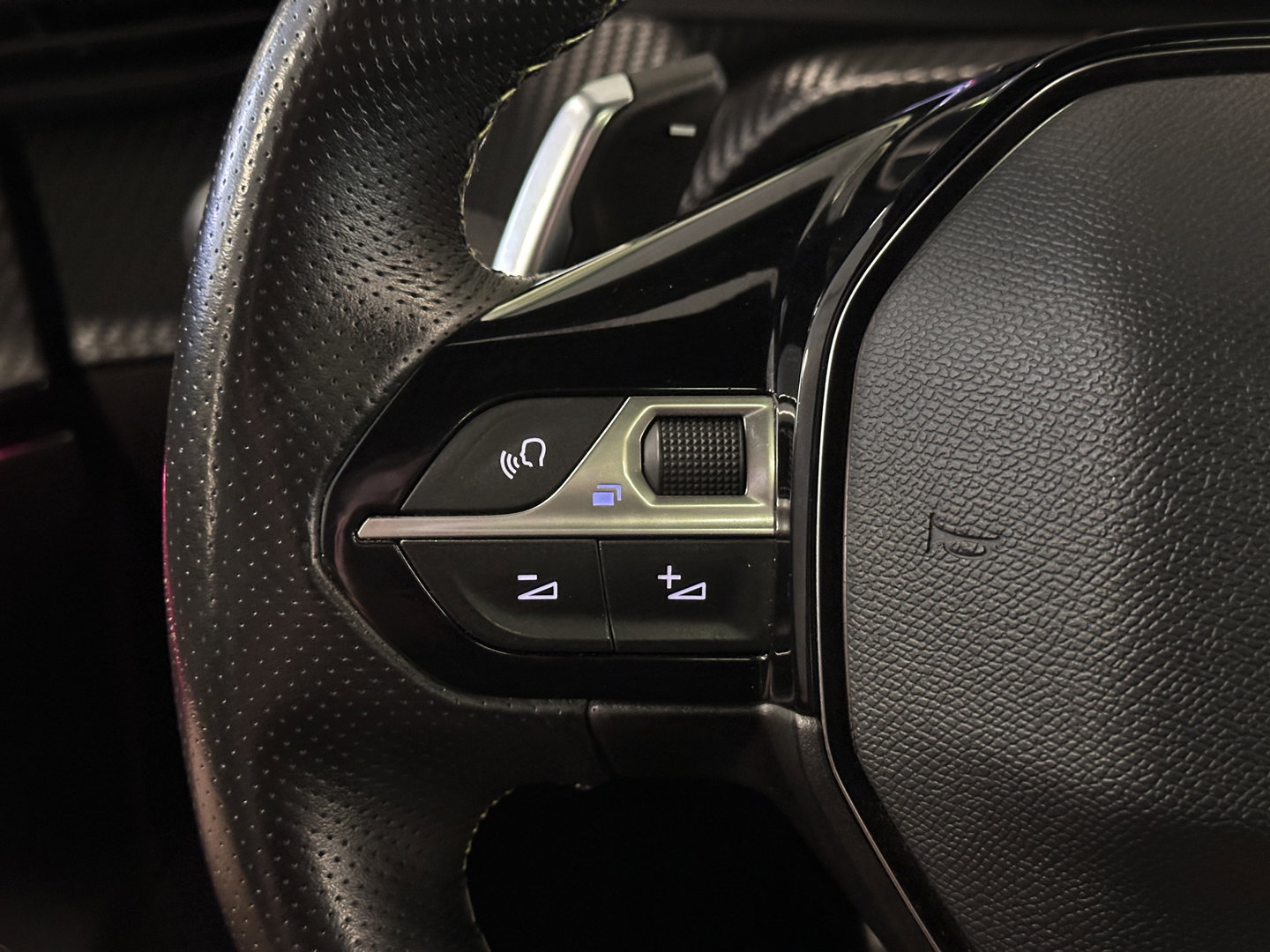 Peugeot 2008 1.2 PureTech GT | 155 PK! | D-Riem Vervangen | Apple Carplay | Android Auto | Panoramadak | Lane Assist | Dodehoeksensor | Adaptieve Cruise Control | Stoelverwarming | Focal Sound | DAB | Sfeerverlichting |
