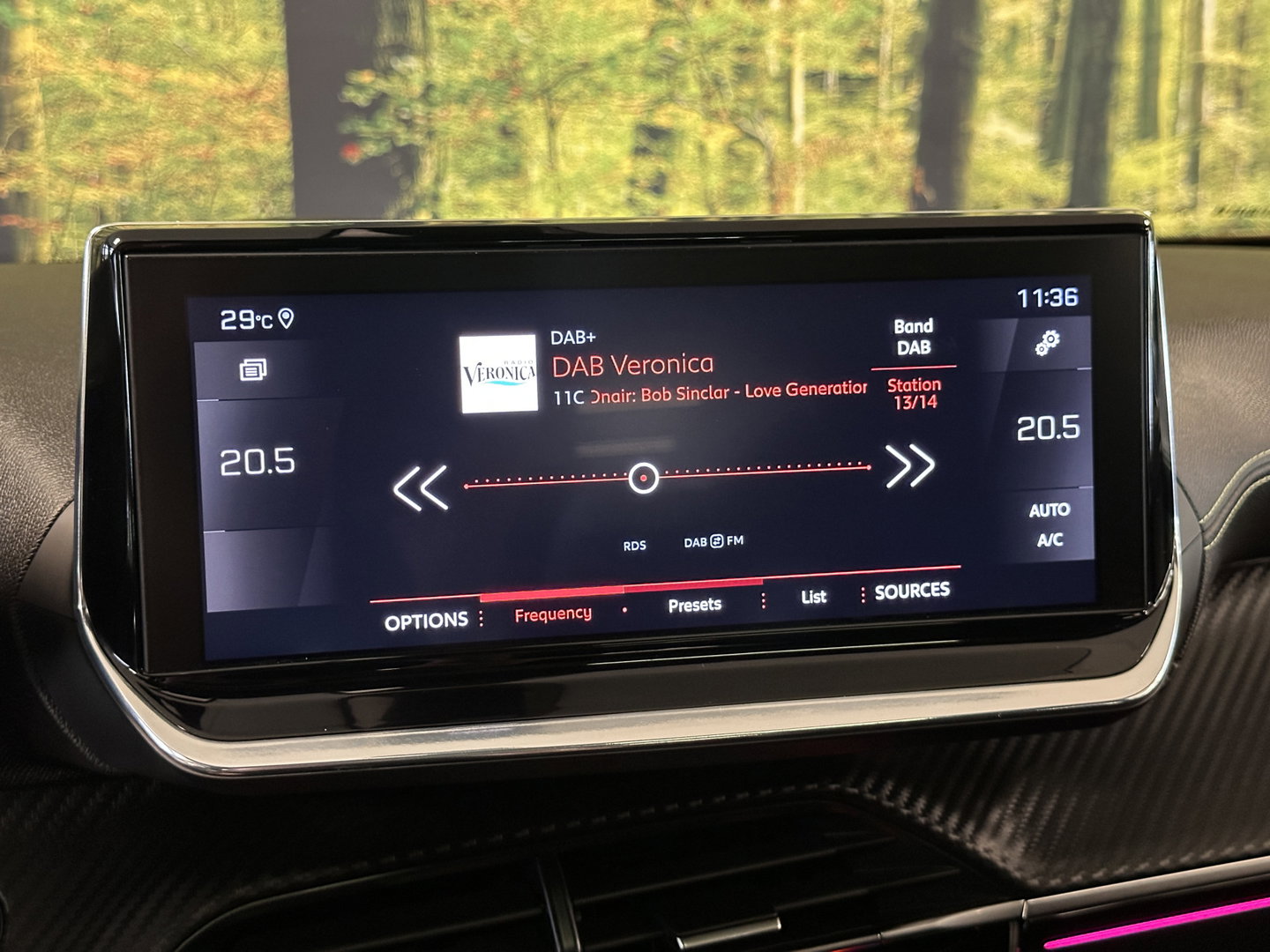 Peugeot 2008 1.2 PureTech GT | 155 PK! | D-Riem Vervangen | Apple Carplay | Android Auto | Panoramadak | Lane Assist | Dodehoeksensor | Adaptieve Cruise Control | Stoelverwarming | Focal Sound | DAB | Sfeerverlichting |