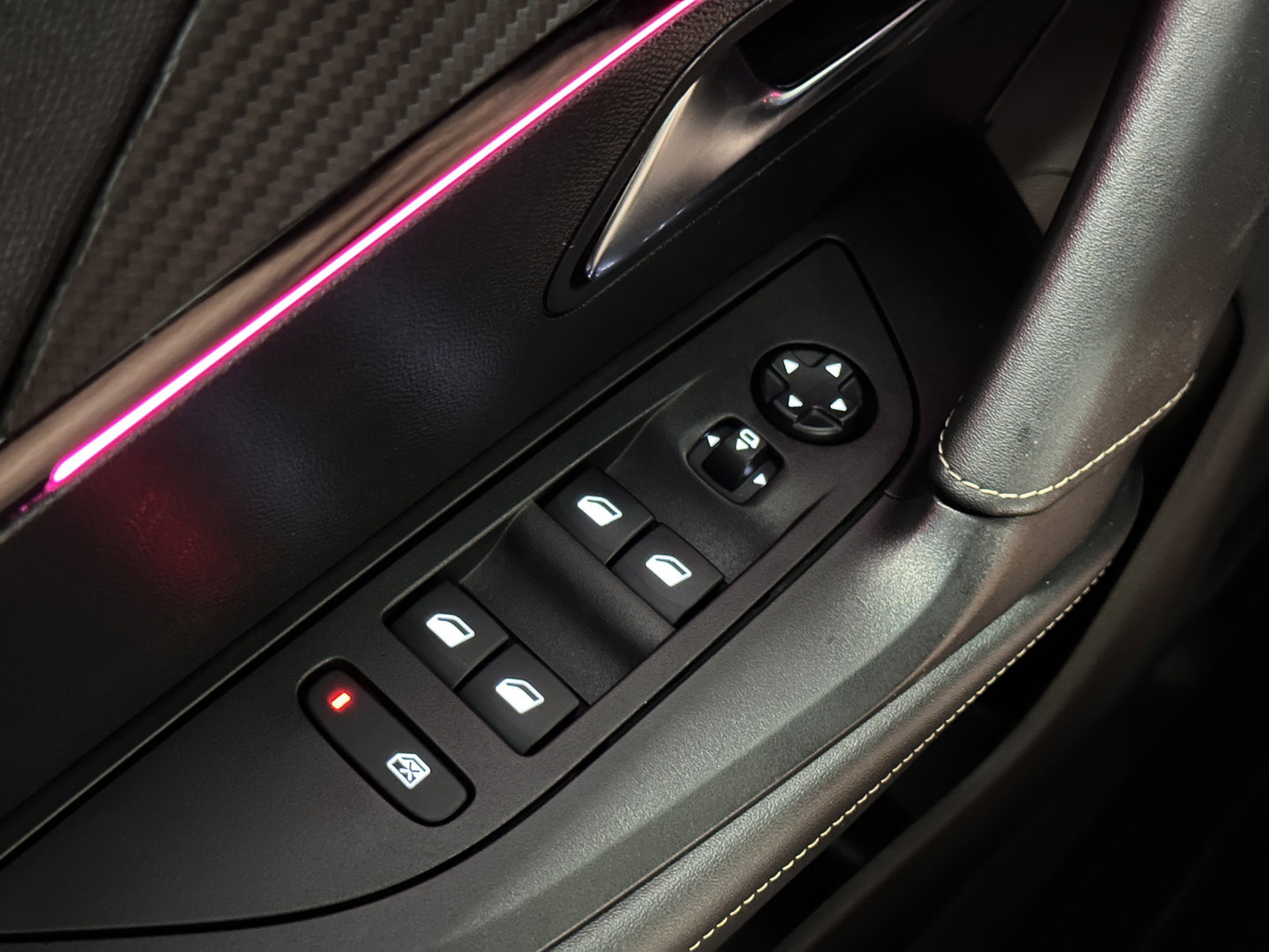 Peugeot 2008 1.2 PureTech GT | 155 PK! | D-Riem Vervangen | Apple Carplay | Android Auto | Panoramadak | Lane Assist | Dodehoeksensor | Adaptieve Cruise Control | Stoelverwarming | Focal Sound | DAB | Sfeerverlichting |