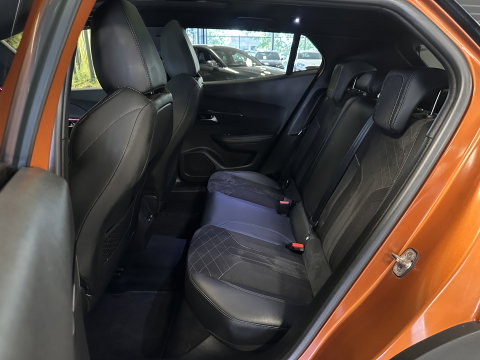 Peugeot 2008 1.2 PureTech GT | 155 PK! | D-Riem Vervangen | Apple Carplay | Android Auto | Panoramadak | Lane Assist | Dodehoeksensor | Adaptieve Cruise Control | Stoelverwarming | Focal Sound | DAB | Sfeerverlichting |