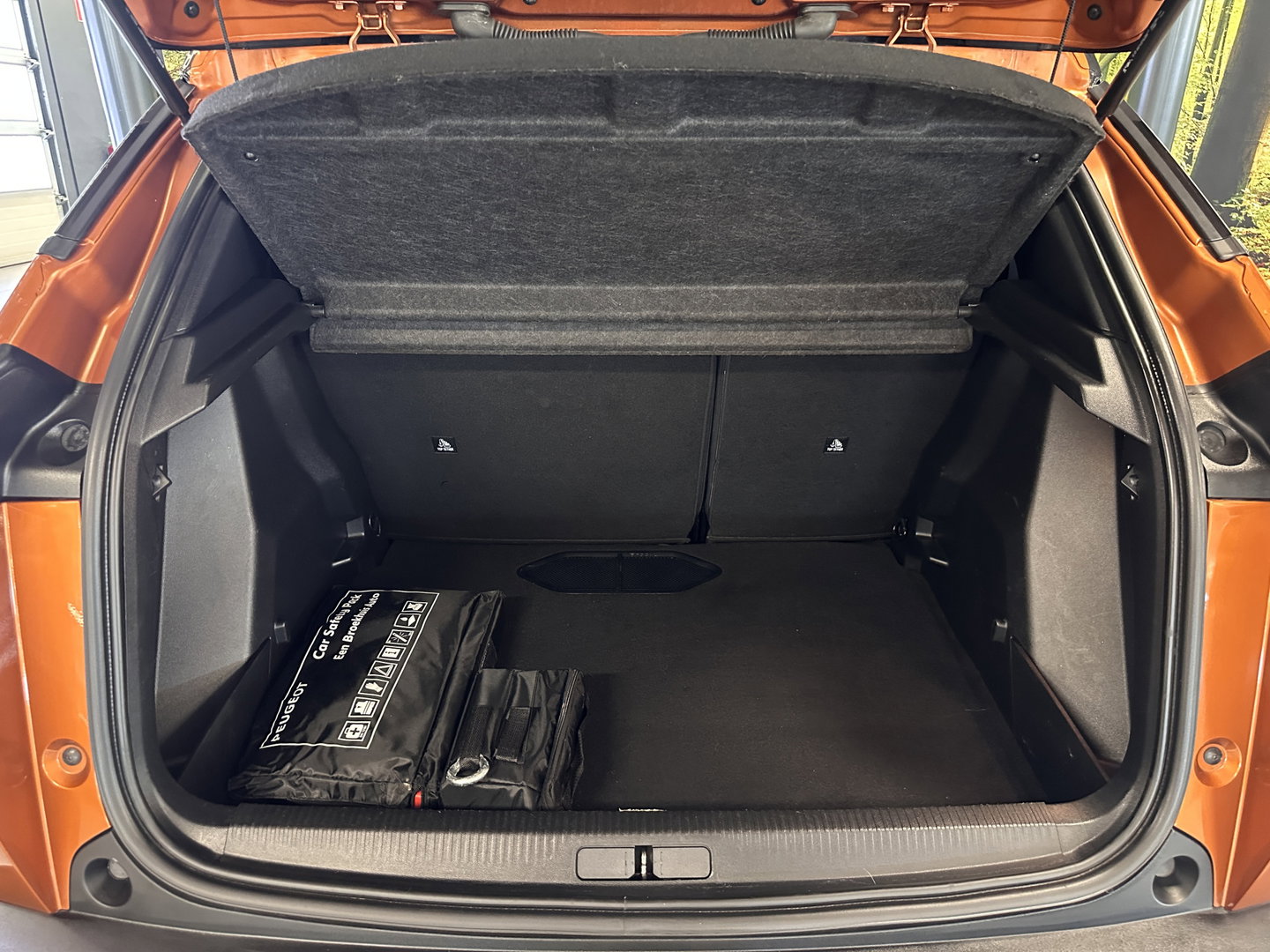 Peugeot 2008 1.2 PureTech GT | 155 PK! | D-Riem Vervangen | Apple Carplay | Android Auto | Panoramadak | Lane Assist | Dodehoeksensor | Adaptieve Cruise Control | Stoelverwarming | Focal Sound | DAB | Sfeerverlichting |