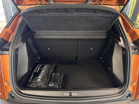 Peugeot 2008 1.2 PureTech GT | 155 PK! | D-Riem Vervangen | Apple Carplay | Android Auto | Panoramadak | Lane Assist | Dodehoeksensor | Adaptieve Cruise Control | Stoelverwarming | Focal Sound | DAB | Sfeerverlichting |