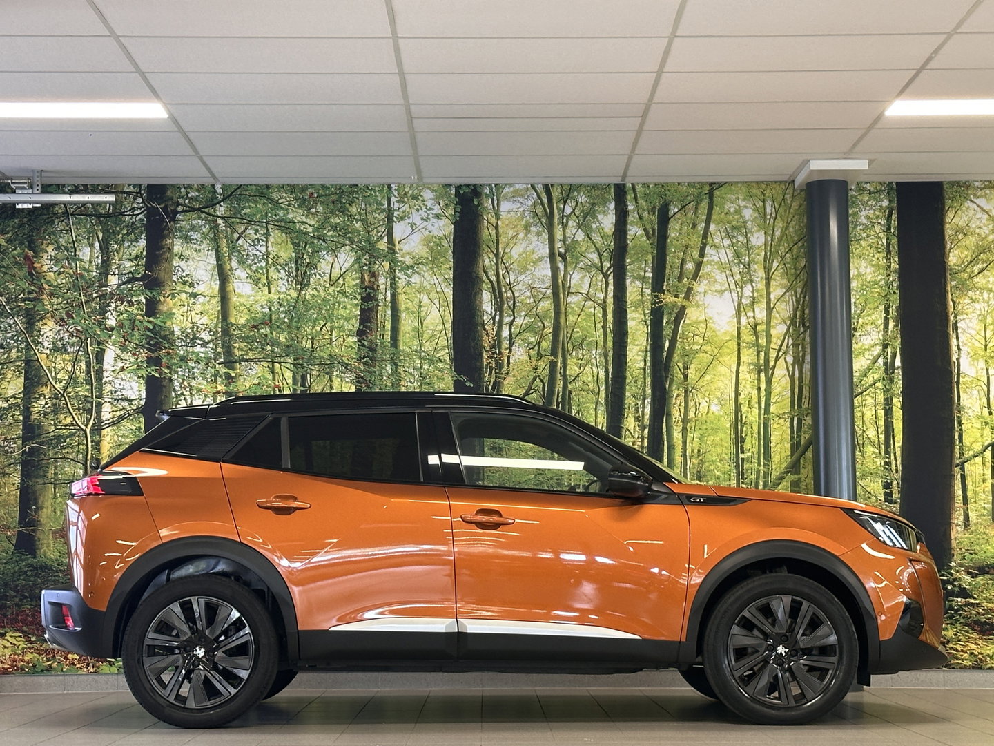 Peugeot 2008 1.2 PureTech GT | 155 PK! | D-Riem Vervangen | Apple Carplay | Android Auto | Panoramadak | Lane Assist | Dodehoeksensor | Adaptieve Cruise Control | Stoelverwarming | Focal Sound | DAB | Sfeerverlichting |