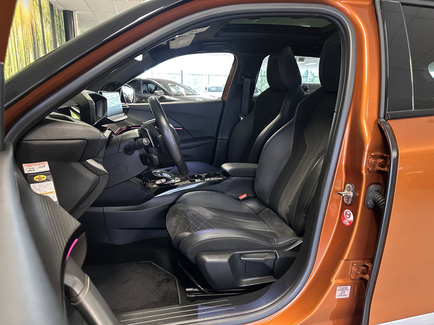 Peugeot 2008 1.2 PureTech GT | 155 PK! | D-Riem Vervangen | Apple Carplay | Android Auto | Panoramadak | Lane Assist | Dodehoeksensor | Adaptieve Cruise Control | Stoelverwarming | Focal Sound | DAB | Sfeerverlichting |
