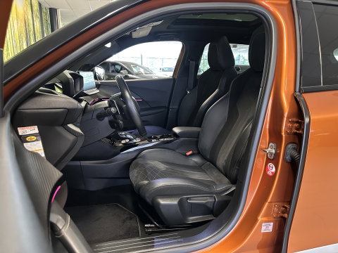 Peugeot 2008 1.2 PureTech GT | 155 PK! | D-Riem Vervangen | Apple Carplay | Android Auto | Panoramadak | Lane Assist | Dodehoeksensor | Adaptieve Cruise Control | Stoelverwarming | Focal Sound | DAB | Sfeerverlichting |