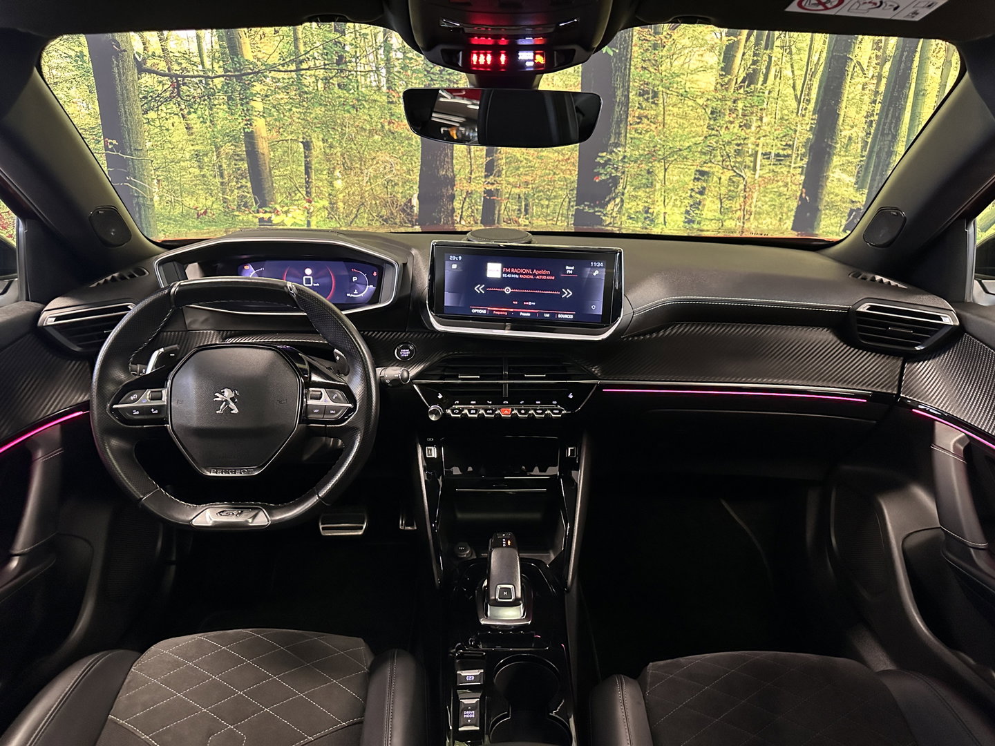 Peugeot 2008 1.2 PureTech GT | 155 PK! | D-Riem Vervangen | Apple Carplay | Android Auto | Panoramadak | Lane Assist | Dodehoeksensor | Adaptieve Cruise Control | Stoelverwarming | Focal Sound | DAB | Sfeerverlichting |