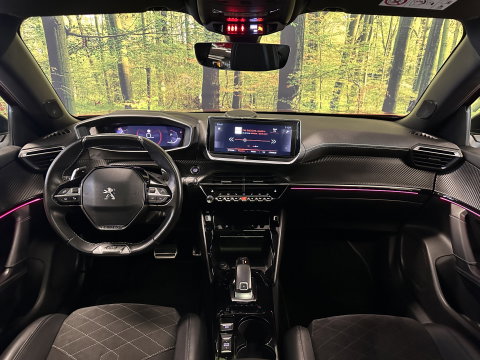 Peugeot 2008 1.2 PureTech GT | 155 PK! | D-Riem Vervangen | Apple Carplay | Android Auto | Panoramadak | Lane Assist | Dodehoeksensor | Adaptieve Cruise Control | Stoelverwarming | Focal Sound | DAB | Sfeerverlichting |