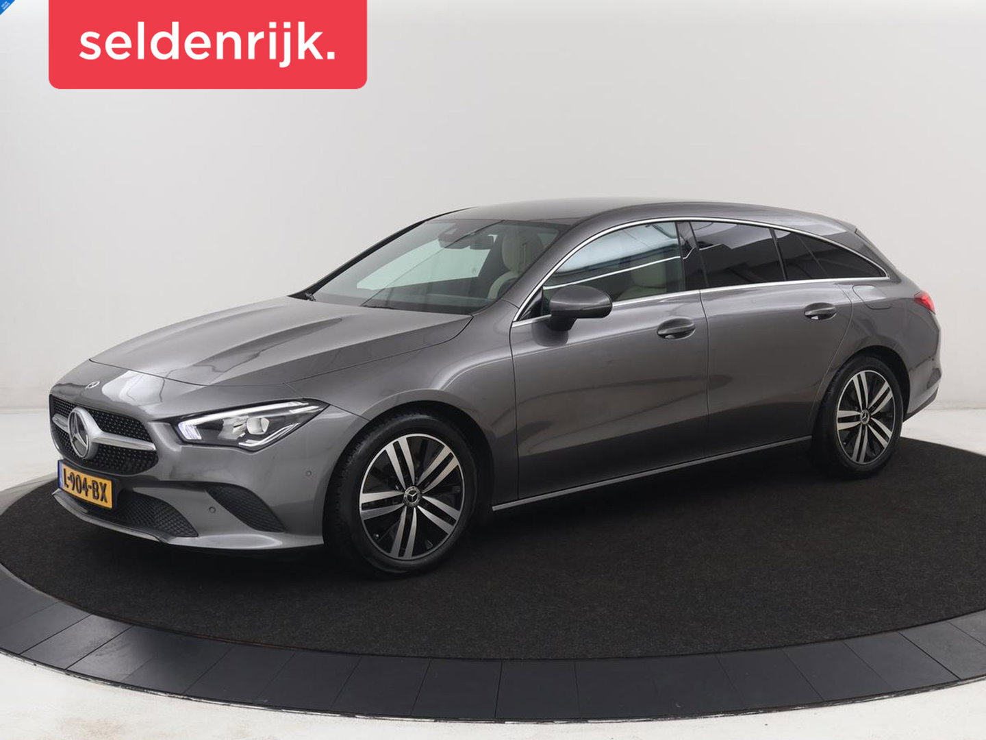 Mercedes-Benz CLA-Klasse Shooting Brake 180 Business Solution Luxury Trekhaak| Carplay | DAB | Parkeersensoren | Camera | Navigatie | Sfeerverlichting | Adaptive cruise | LM