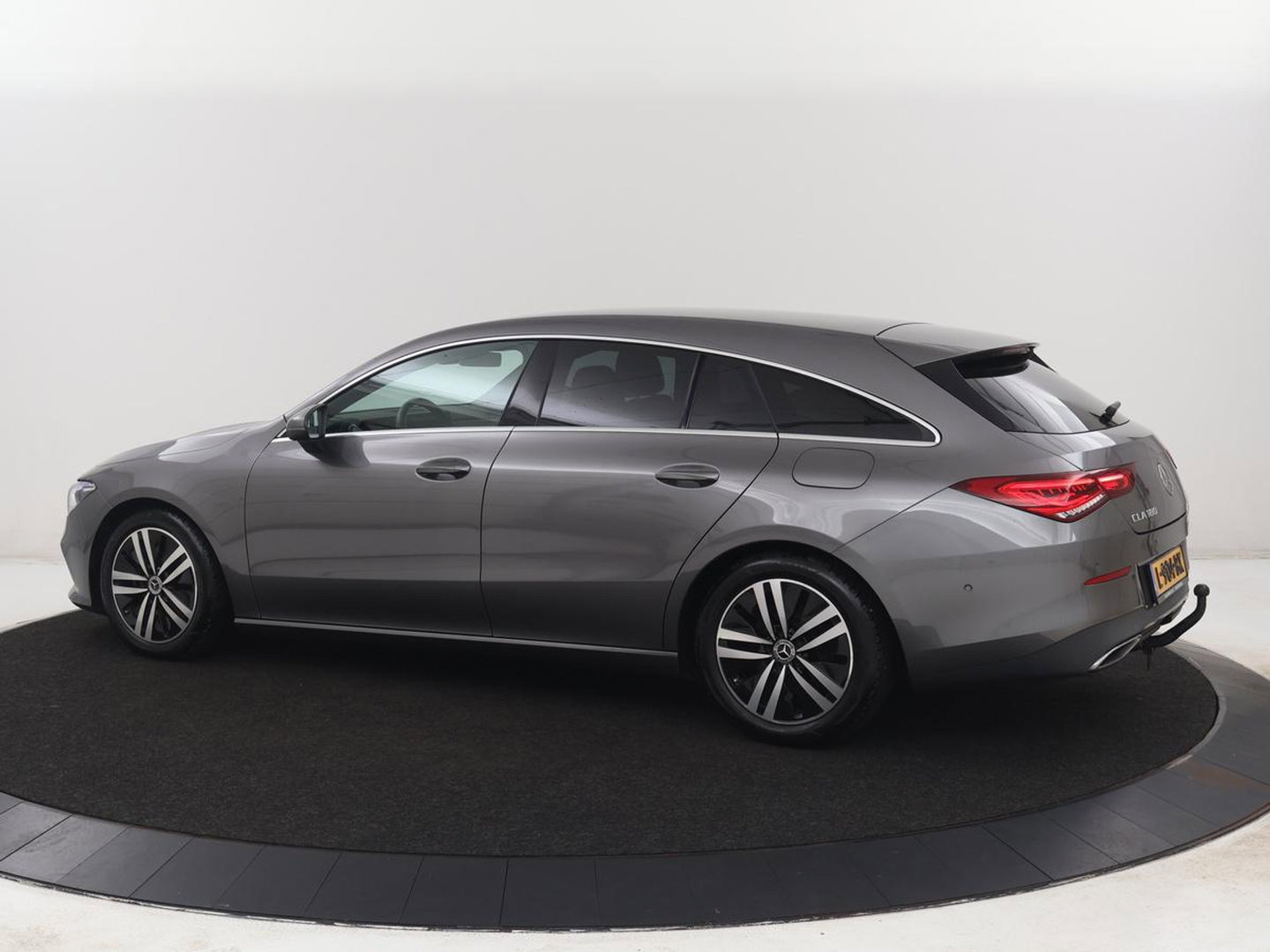 Mercedes-Benz CLA-Klasse Shooting Brake 180 Business Solution Luxury Trekhaak| Carplay | DAB | Parkeersensoren | Camera | Navigatie | Sfeerverlichting | Adaptive cruise | LM