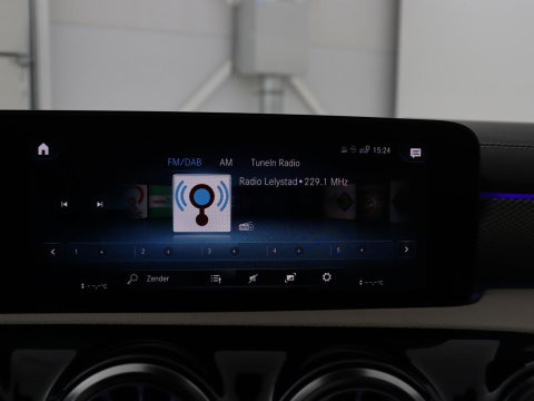 Mercedes-Benz CLA-Klasse Shooting Brake 180 Business Solution Luxury Trekhaak| Carplay | DAB | Parkeersensoren | Camera | Navigatie | Sfeerverlichting | Adaptive cruise | LM
