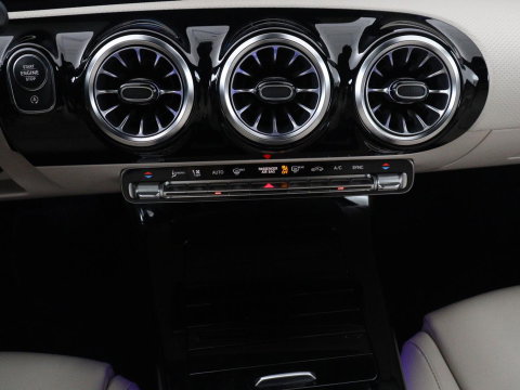 Mercedes-Benz CLA-Klasse Shooting Brake 180 Business Solution Luxury Trekhaak| Carplay | DAB | Parkeersensoren | Camera | Navigatie | Sfeerverlichting | Adaptive cruise | LM