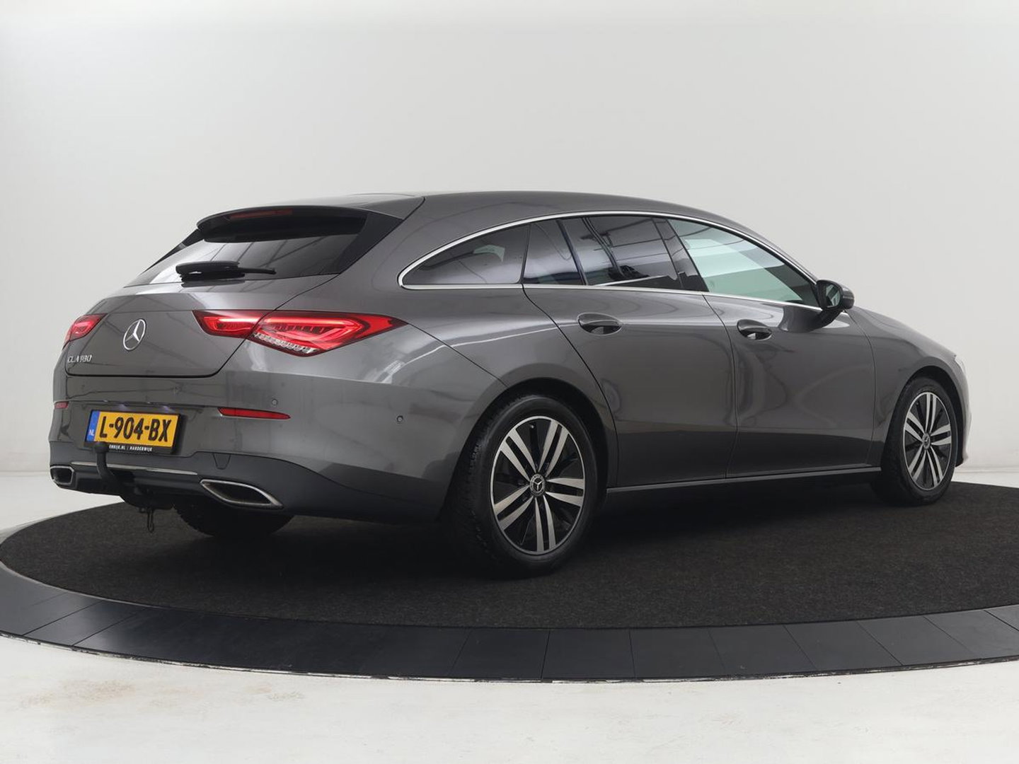 Mercedes-Benz CLA-Klasse Shooting Brake 180 Business Solution Luxury Trekhaak| Carplay | DAB | Parkeersensoren | Camera | Navigatie | Sfeerverlichting | Adaptive cruise | LM